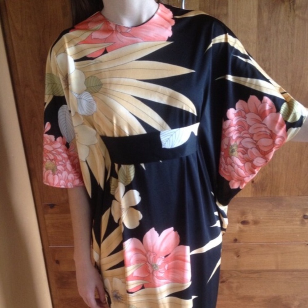 Vintage Hawaiian floral print, kimono style dress